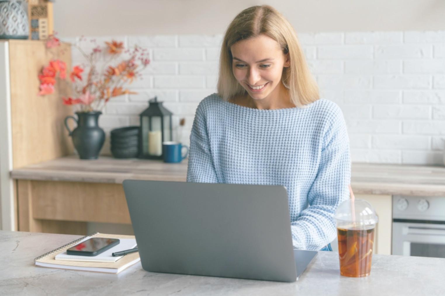 Professionnels analysant des données financières sur écran